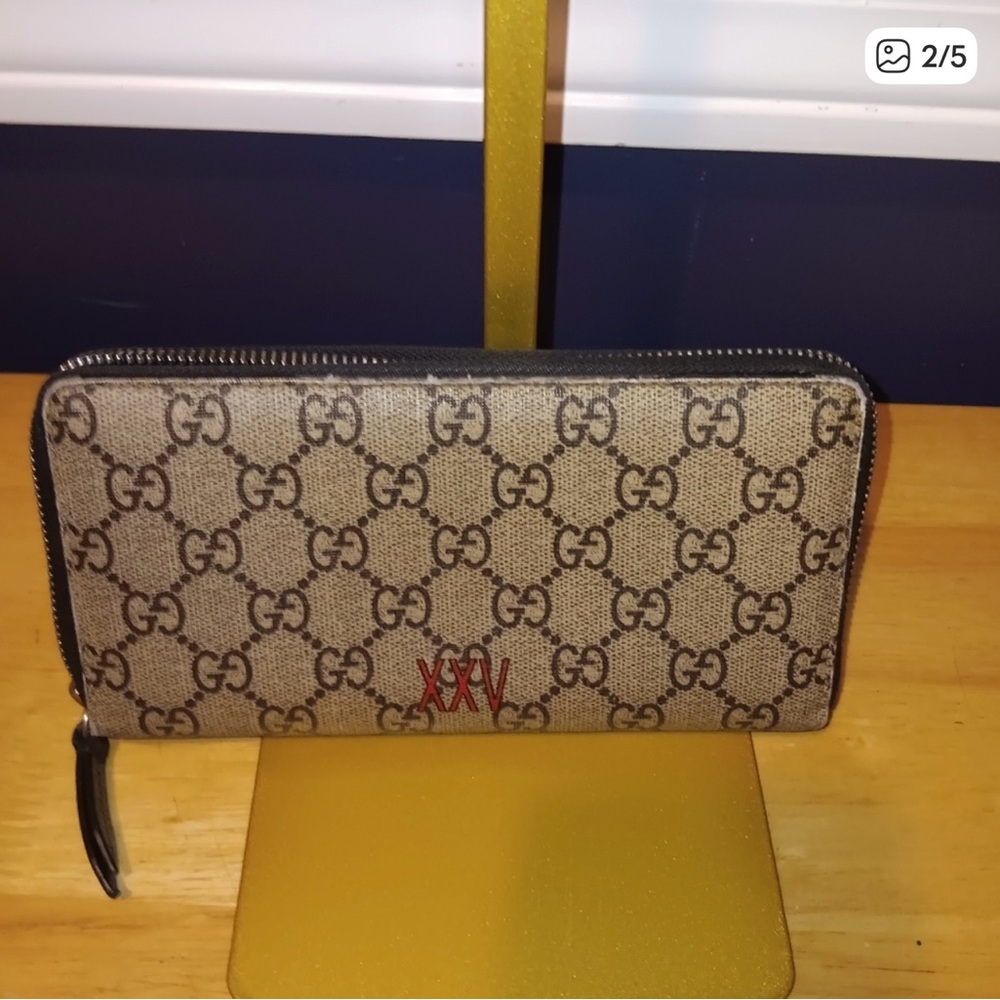 Gucci Beige and Black Wolf Key Holder - Picture 2 of 5